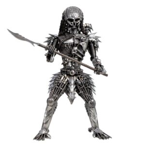 PREDATOR 61 CM I ÅTERVUNNEN METALLSKROT FRÅN BILAR MOPEDER OCH MOTORCYKLAR